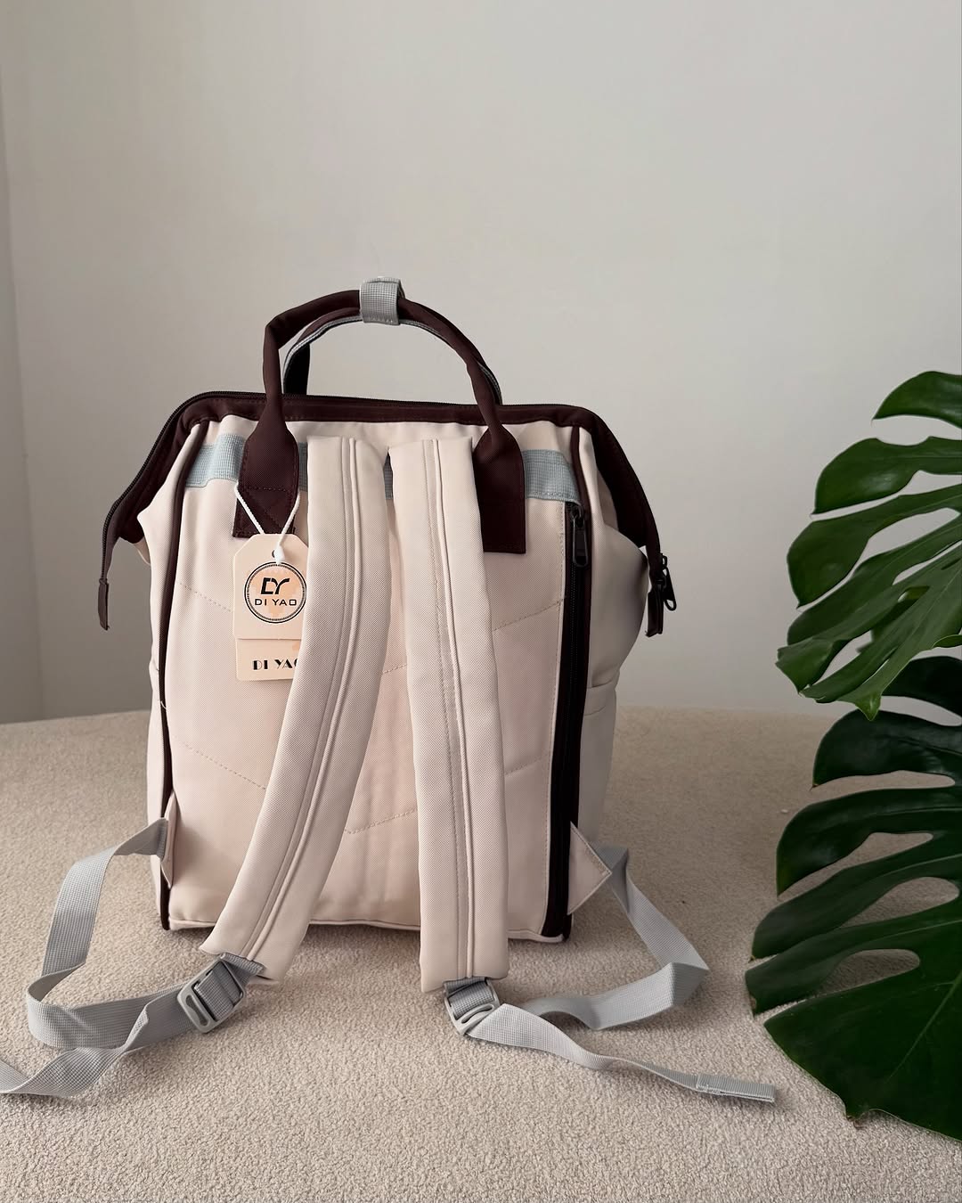 Le sac à dos est fait de nylon polyester résistant à l'humidité et au gel.