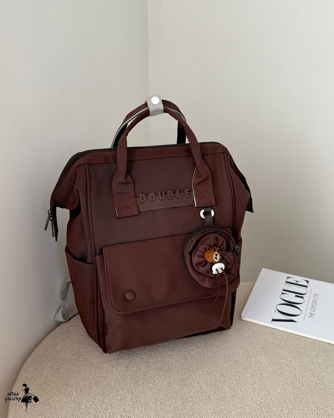 Le sac à dos est fait de nylon polyester résistant à l'humidité et au gel.
