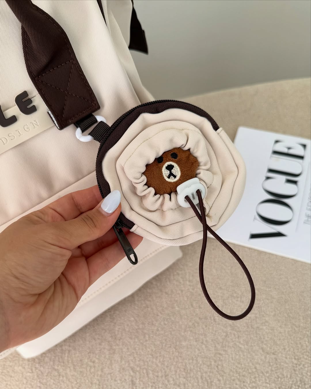 Le sac à dos est fait de nylon polyester résistant à l'humidité et au gel.