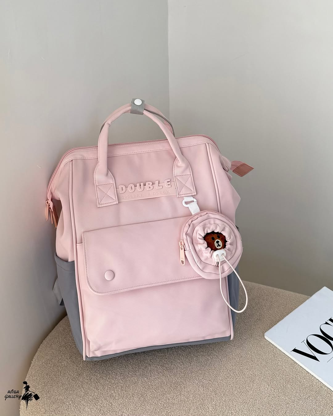 Le sac à dos est fait de nylon polyester résistant à l'humidité et au gel.