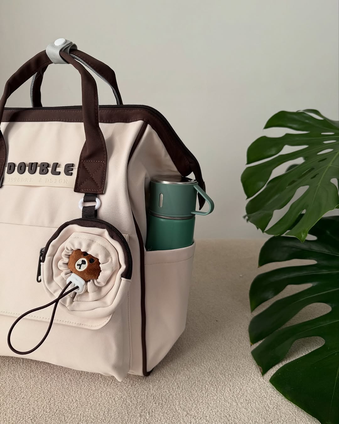 Le sac à dos est fait de nylon polyester résistant à l'humidité et au gel.