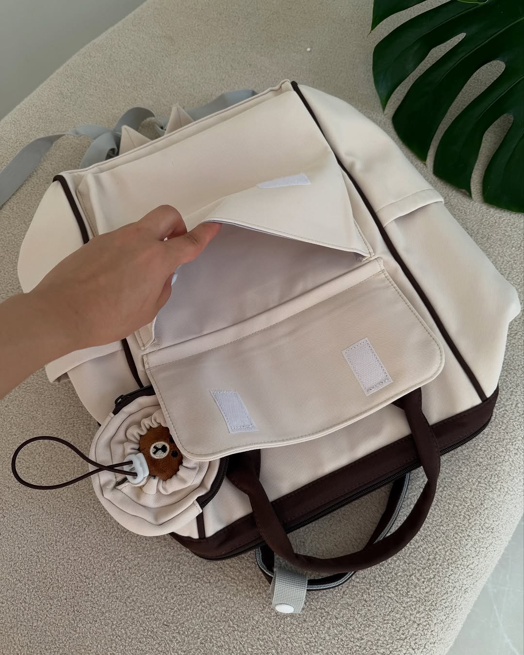 Le sac à dos est fait de nylon polyester résistant à l'humidité et au gel.