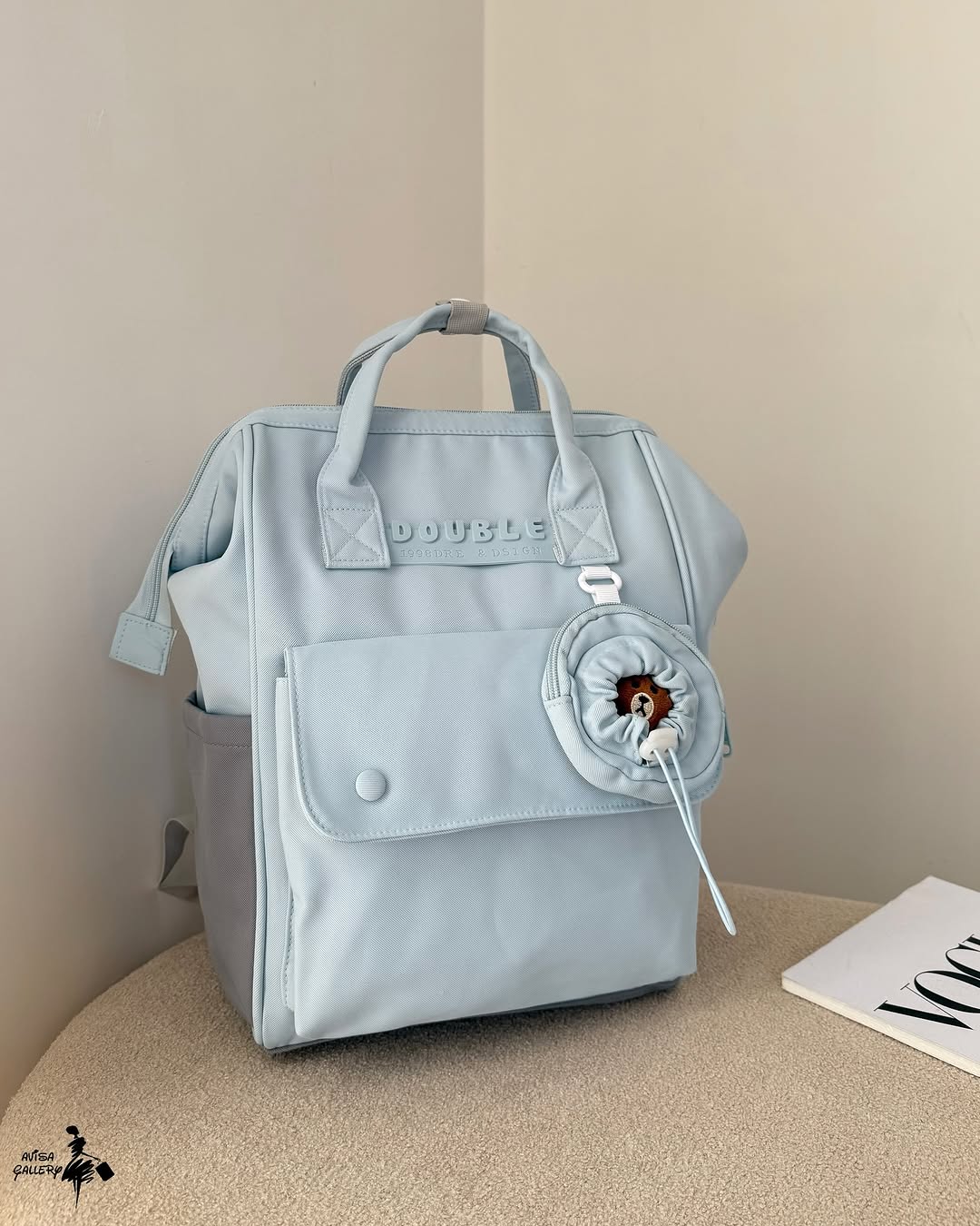 Le sac à dos est fait de nylon polyester résistant à l'humidité et au gel.