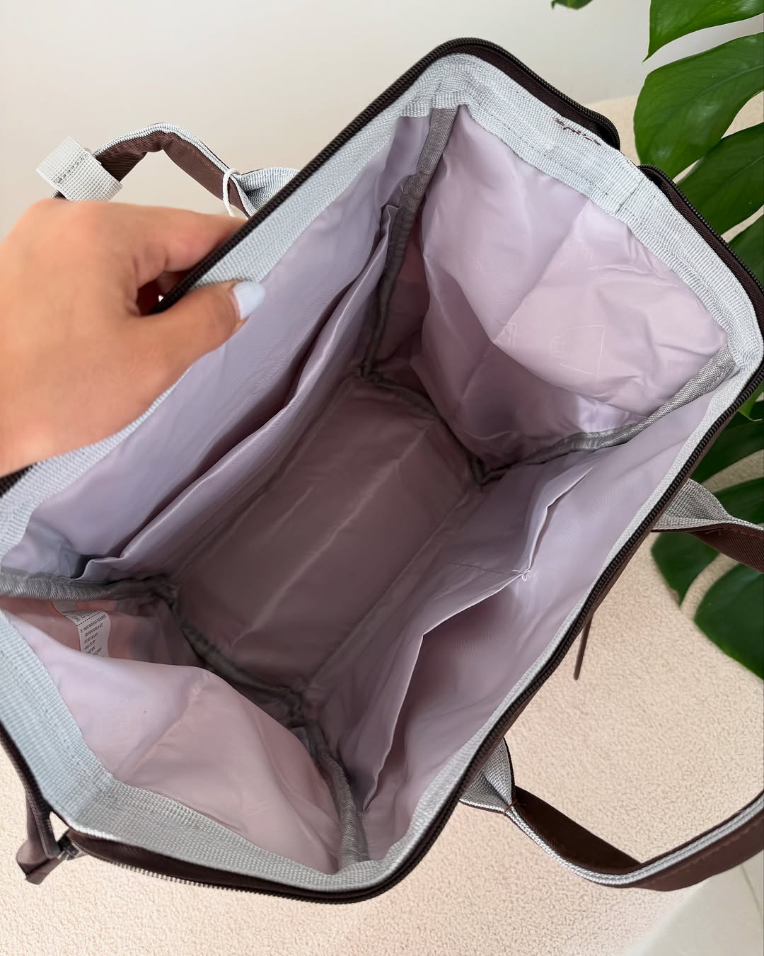 Le sac à dos est fait de nylon polyester résistant à l'humidité et au gel.