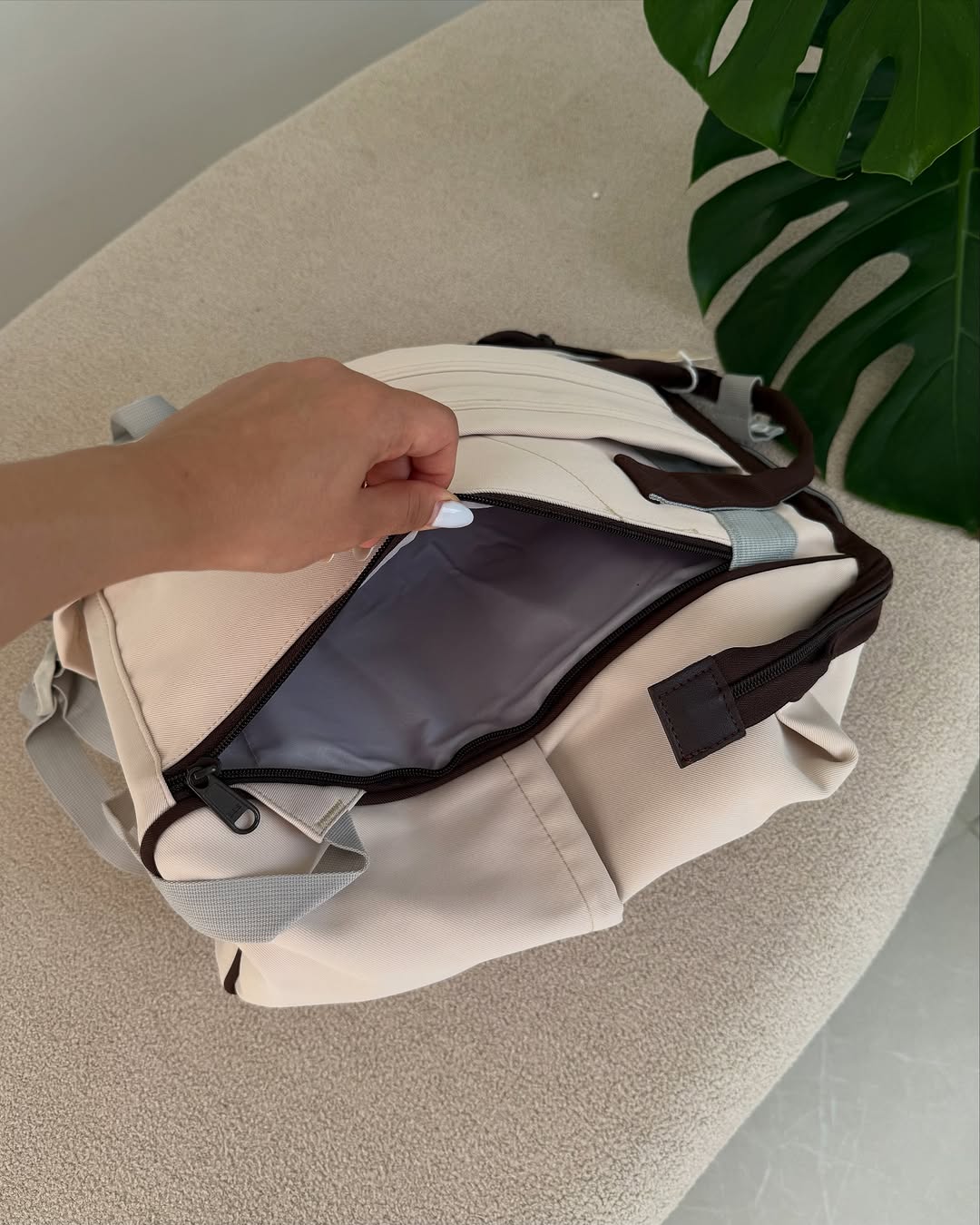 Le sac à dos est fait de nylon polyester résistant à l'humidité et au gel.