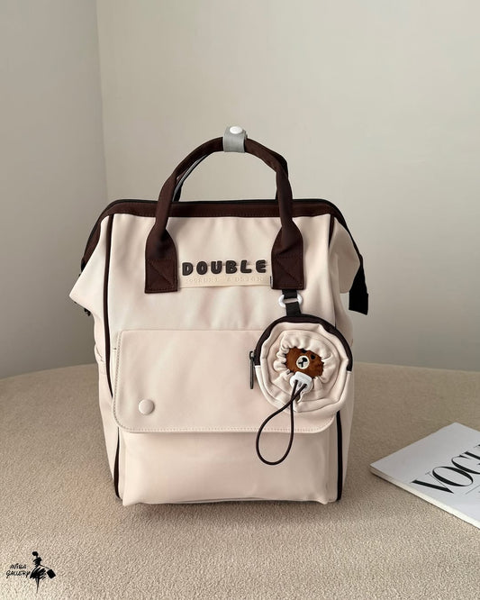 Le sac à dos est fait de nylon polyester résistant à l'humidité et au gel.