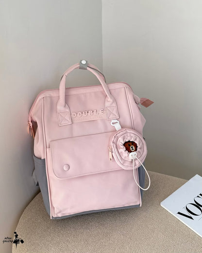 Le sac à dos est fait de nylon polyester résistant à l'humidité et au gel.